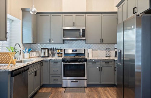 Southwestern Sacramento Casa | Sacramento Sanctuary: Modern 3BR Retreat w/ Laundry & Parking