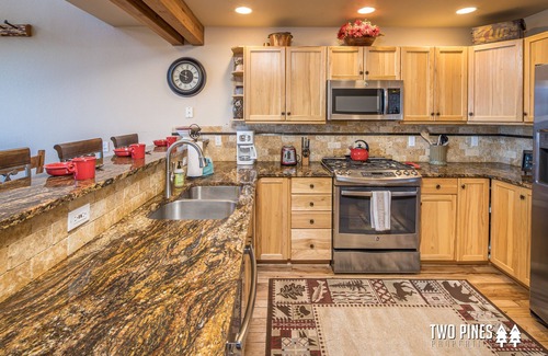 Saddle Ridge Casa | Saddle Ridge Ski-In/Out Chalet! Private Hot Tub, Grill, 7 min Drive to Resort!
