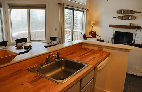 Rangeley Condominio | Saddleback - Rock Pond Condo 43 - ski in/out, pet friendly!