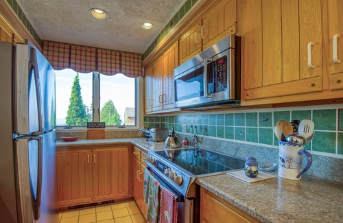 Rangeley Condominio | Saddleback - Rock Pond Condo 11 - pet friendly, ski in/out!