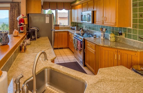 Rangeley Condominio | Saddleback - Rock Pond Condo 11 - pet friendly, ski in/out!