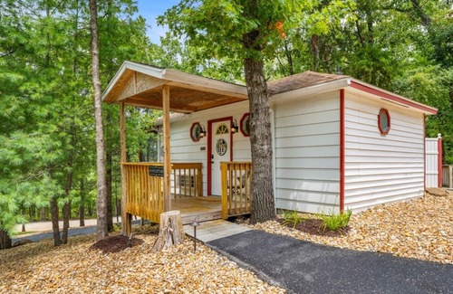 Branson Cabaña | Private Hot Tub and Fire Pit - SADIE'S COTTAGE