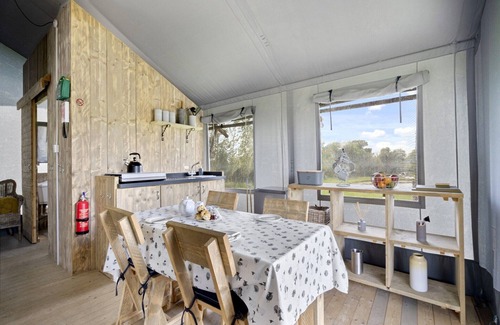 Hertford Chalet De Esquí | Tienda Safari en Hertford con Jacuzzi