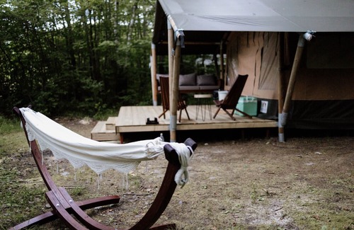 North Woodstock Alquiler De RV | Safari Tent Site 9 | 1 Queen Bed & 1 Bunk Bed | Pond View