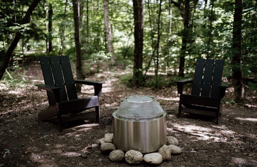 North Woodstock Alquiler De RV | Safari Tent Site 10 | 1 Queen Bed & 1 Bunk Bed | Woods View