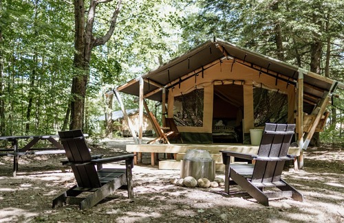 North Woodstock Alquiler De RV | Safari Tent Site 10 | 1 Queen Bed & 1 Bunk Bed | Woods View