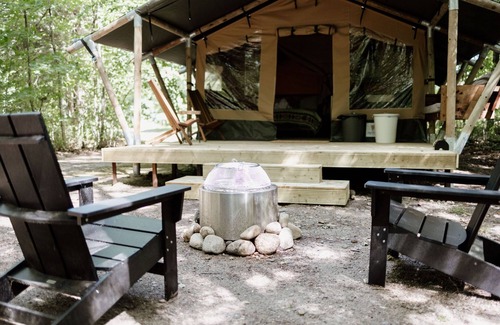 Woodstock Alquiler De RV | Safari Tent Site 11 | 1 King Bed | Woods View