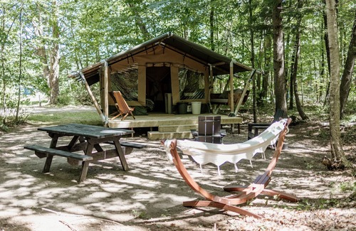 Woodstock Alquiler De RV | Safari Tent Site 11 | 1 King Bed | Woods View