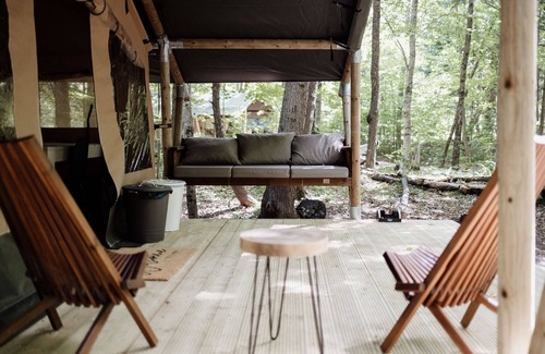 Woodstock Alquiler De RV | Safari Tent Site 11 | 1 King Bed | Woods View