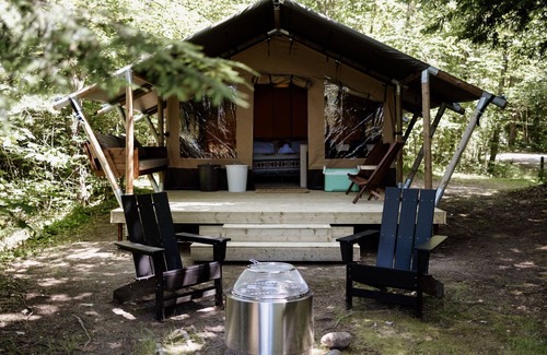 Woodstock Alquiler De RV | Safari Tent Site 4 | 1 King Bed | Pond View