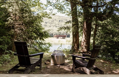 Woodstock Alquiler De RV | Safari Tent Site 4 | 1 King Bed | Pond View