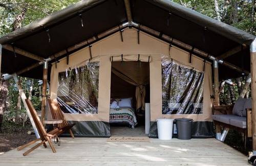 Thornton Alquiler De RV | Safari Tent Site 6 | 1 Queen Bed & 1 Twin Bed | Pond View