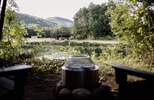 North Woodstock Alquiler De RV | Safari Tent Site 7 | 1 Queen Bed & 1 Twin Bed | Pond View