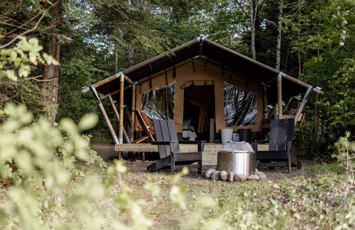 North Woodstock Alquiler De RV | Safari Tent Site 7 | 1 Queen Bed & 1 Twin Bed | Pond View