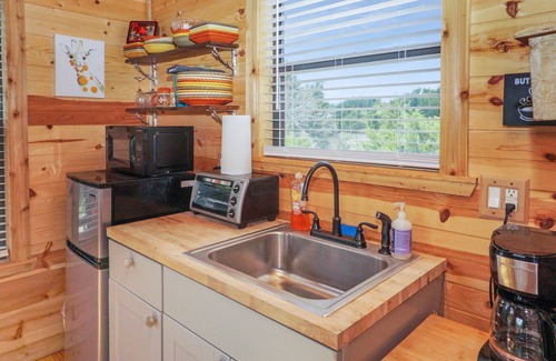 Dripping Springs Cabina | Safari Treehouse w/ Fire Pit, Grill & Seasonal Creek Views in Dripping Springs