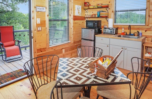 Dripping Springs Cabina | Safari Treehouse w/ Fire Pit, Grill & Seasonal Creek Views in Dripping Springs