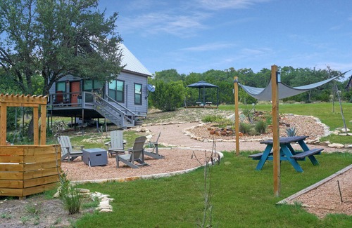 Dripping Springs Cabina | Safari Treehouse w/ Fire Pit, Grill & Seasonal Creek Views in Dripping Springs