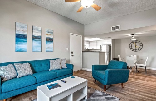 Glendale Condominio | Safe 2BR Condo Steps Away From Banner Hospital and Heated Pool