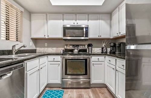Glendale Condominio | Safe 2BR Condo Steps Away From Banner Hospital and Heated Pool