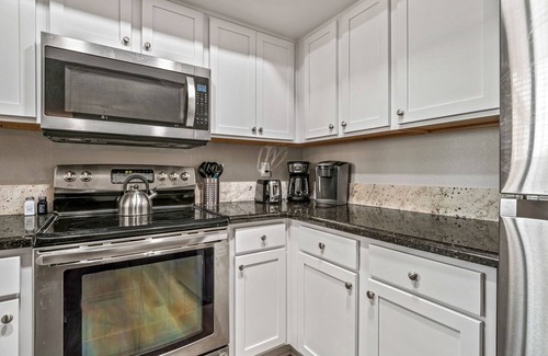 Glendale Condominio | Safe 2BR Condo Steps Away From Banner Hospital and Heated Pool