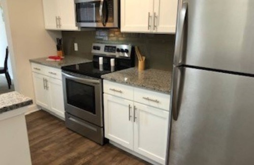 Schenectady Apartamento | Safe and Secure Downtown location! Close to Proctors and Jay Street Market!