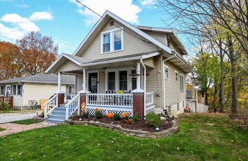 Akron Casa | Safe Cheerful & Cozy Akron 3 B 1.5 B ADT Security