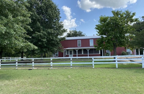 Mattson Casa | Safe Clarksdale Stay/Secluded 2600 sqft Barn House