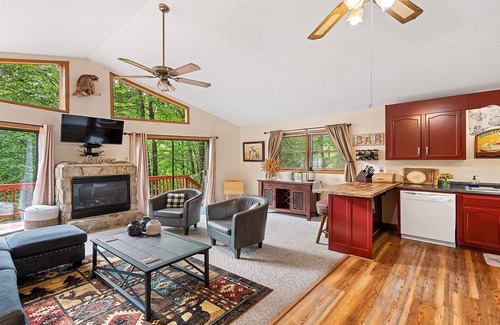Maggie Valley Cabina | Safe Haven - Hot Tub, Views, Family Friendly Retreat