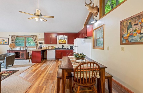 Maggie Valley Cabina | Safe Haven - Hot Tub, Views, Family Friendly Retreat