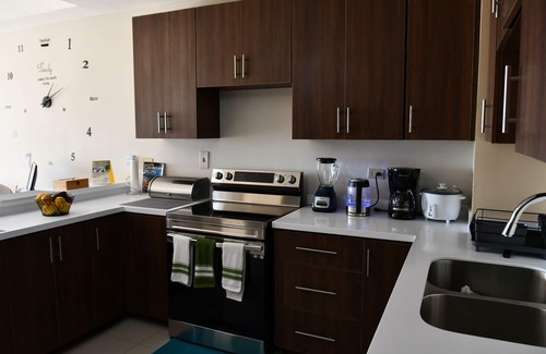New Kingston Apartamento | Safe, Peaceful and centrally-located,furnished and equipped with most amenities.