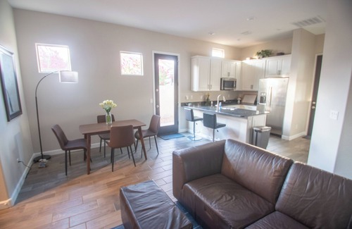 Layton Lakes Casa | Casita privada con garaje, AC, WiFi y TV 120" frente a lago y parque