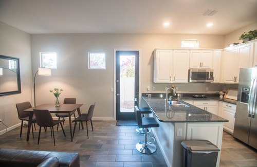 Layton Lakes Casa | Casita privada con garaje, AC, WiFi y TV 120" frente a lago y parque