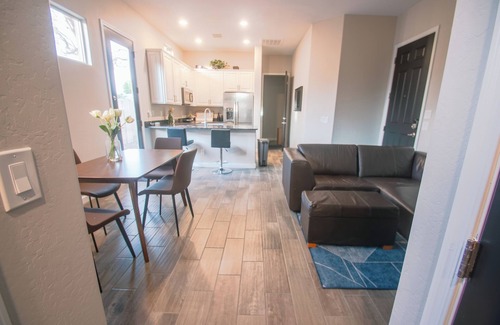 Layton Lakes Casa | Casita privada con garaje, AC, WiFi y TV 120" frente a lago y parque