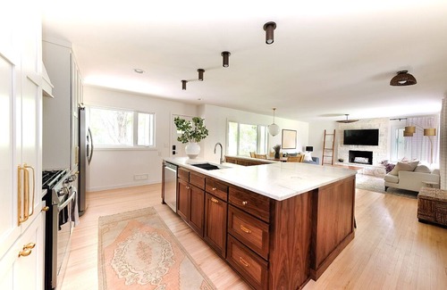 Minnetonka Casa | Safe, Spacious & Walkable! Family & Pet Friendly. Fully Fenced Backyard Retreat!
