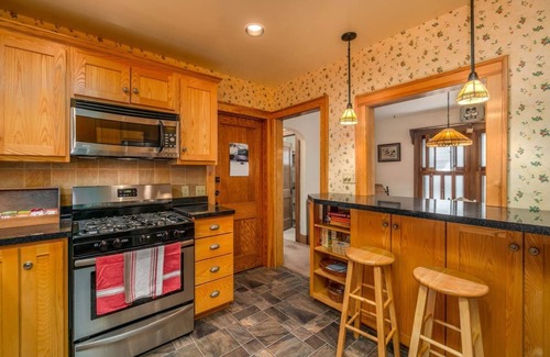 Kenmore Casa | ☀️ Safe Sunny Spotless ☀️ Walk Score 72 ☀️ Crib