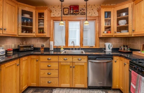 Kenmore Casa | ☀️ Safe Sunny Spotless ☀️ Walk Score 72 ☀️ Crib