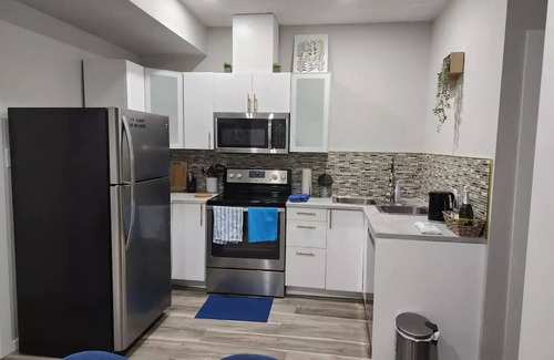 Northeast Edmonton Apartamento | SafeAbode 1BR spacious and immaculate basement.