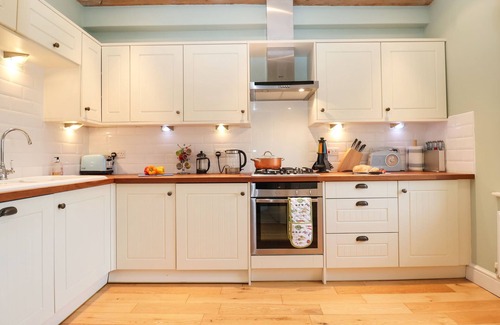 Blythburgh Cabaña | SAFFRON, BLYTHVIEW, family friendly, with pool in Southwold