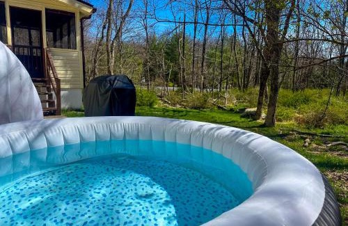 East Stroudsburg Casa | Sage Grove Sanctuary 3BD Hot Tub Fire Pit