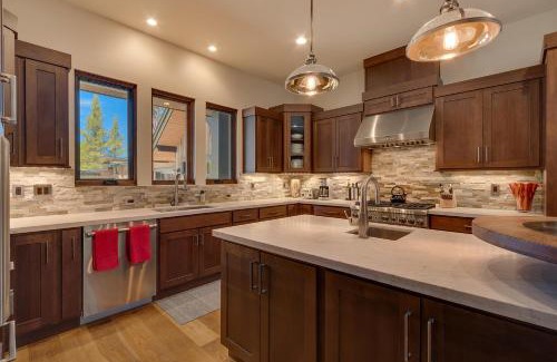 Truckee Casa | Sage Hen at Grays Crossing - Gorgeous 4BR 4BA Home w Private Hot Tub