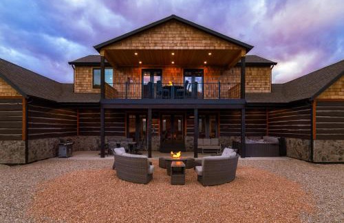 Orderville Casa | Sage Meadow Retreat-Brand New: Hot Tub, Pool Table, Shuffleboard