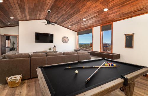 Orderville Casa | Sage Meadow Retreat-Brand New: Hot Tub, Pool Table, Shuffleboard