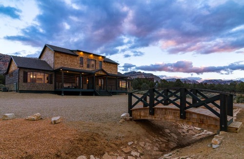 Orderville Casa | Sage Meadow Retreat-Brand New: Hot Tub, Pool Table, Shuffleboard