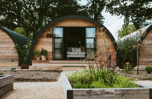 Mortimer West End Cabaña | Sage Pyggy - Luxury Cottages