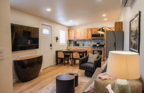 South Broadway Apartamento | Sage Suite at ArnoTriplex! Hot Tub and Pet Friendly!