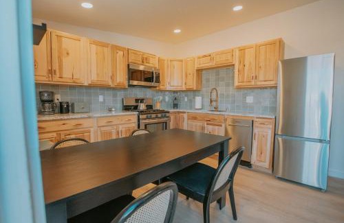 South Broadway Apartamento | Sage Suite at ArnoTriplex! Hot Tub and Pet Friendly!