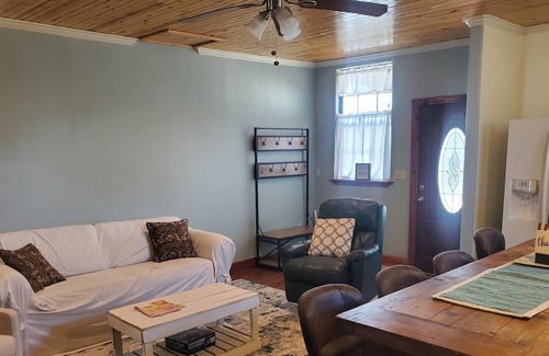 Uvalde Casa | SAGEBRUSH GUESTHOUSE: pool/gym, Garner State Park, Frio, Nueces River, hunting