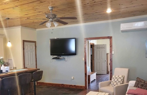 Uvalde Casa | SAGEBRUSH GUESTHOUSE: pool/gym, Garner State Park, Frio, Nueces River, hunting