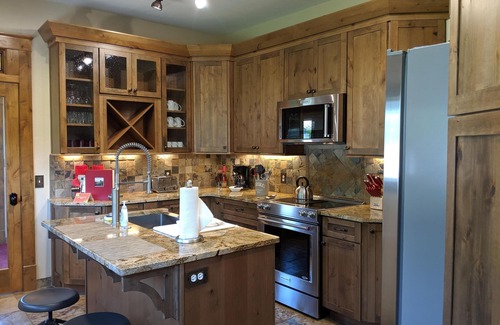 Fruita Casa | ��� Sagebrush IV - Family + Pet Friendly Home Downtown w / garage, Patio BBQ + 2bikes