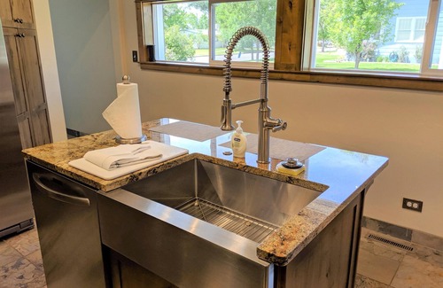 Fruita Casa | ��� Sagebrush IV - Family + Pet Friendly Home Downtown w / garage, Patio BBQ + 2bikes